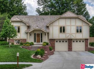 16205 Oak Cir, Omaha, NE 68130