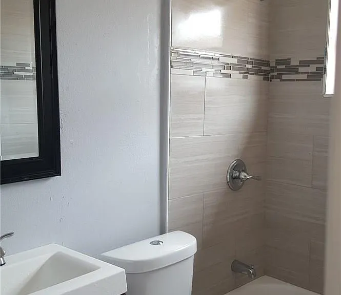 704 NW 4th St #2 — Photo 9
