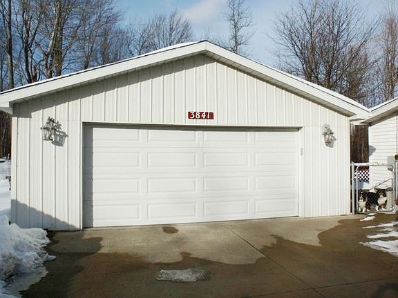 Great Storage in this 24'x 40'Garage.br /br /The property line to the west is located a few feet on the OTHER side of the wood fence...