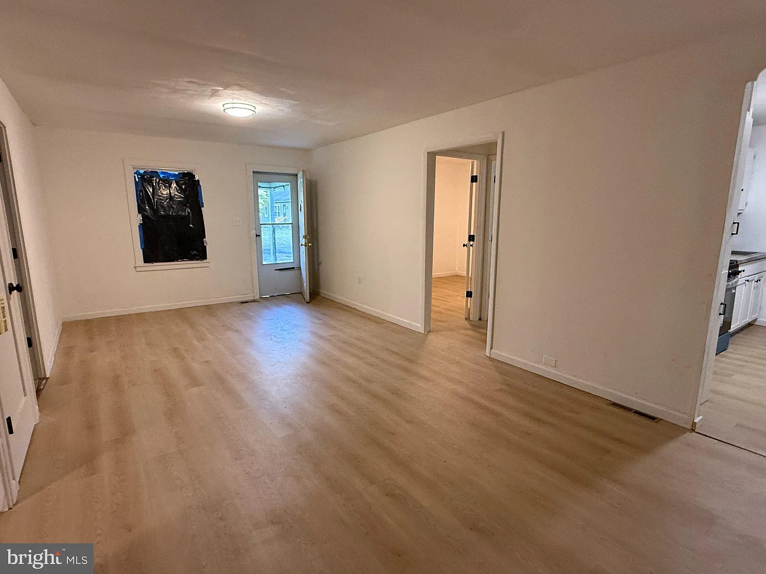 3 bed, 1.0 bath, 1200 sqft, $1,950 — Photo 2