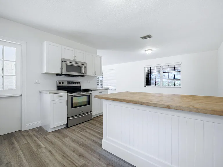 321 E Chaminade Dr — Photo 15