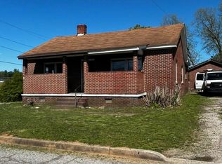 16 Circle St, Ware Shoals, SC 29692