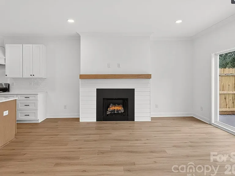 212 Lander St — Photo 6