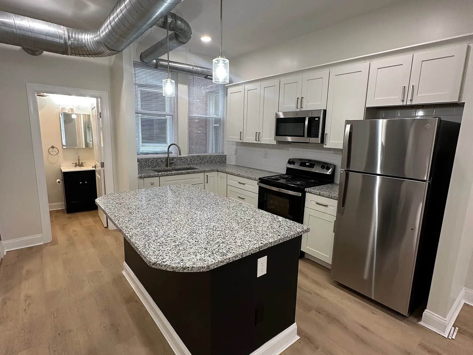 1 bed, 1.0 bath, 863 sqft, $1,200 — Photo 2