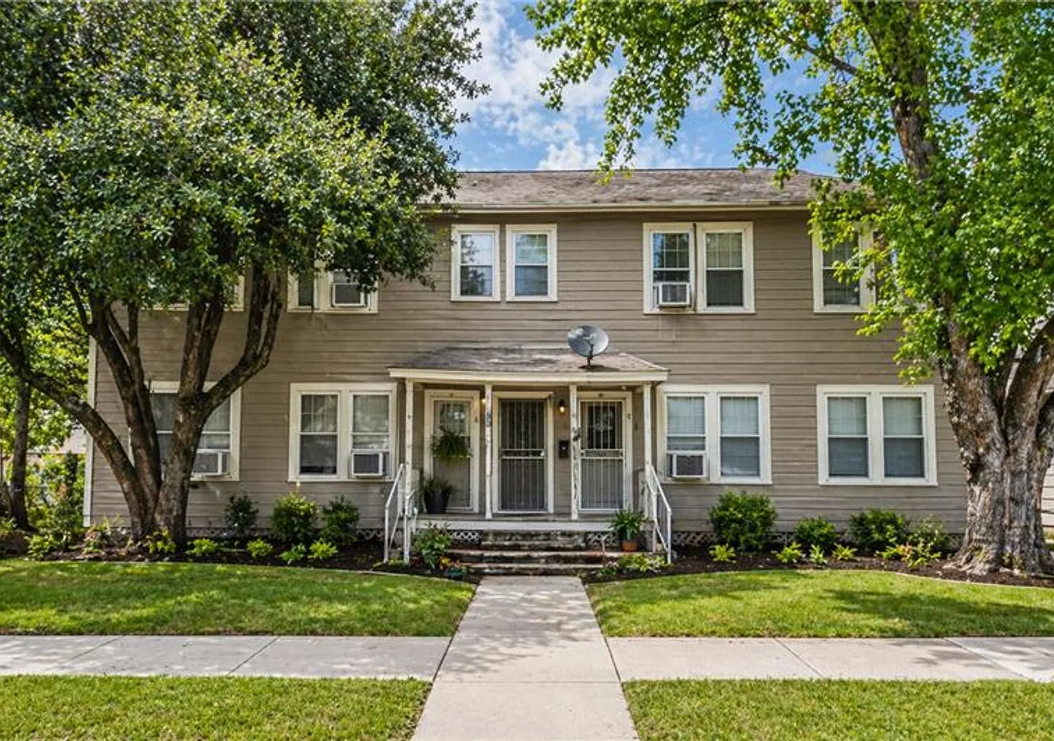 631 E Ashby Pl — Photo 1