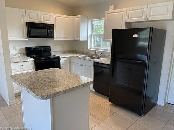 3rd image of 1435 Crossview St