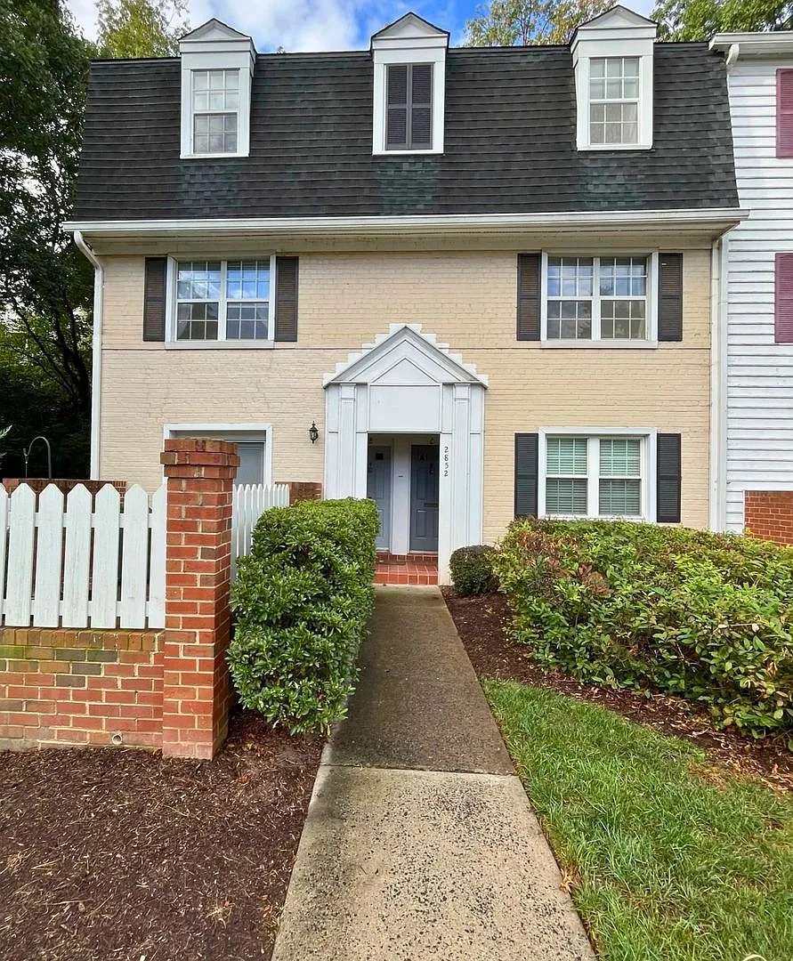 Charming 2BR, 1BA Townhouse-Style Condo in Arlington — Photo 1
