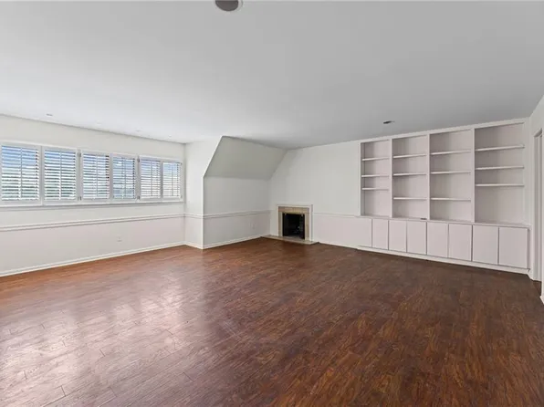8361 Somerset Dr APT 303, Prairie Village, KS 66207