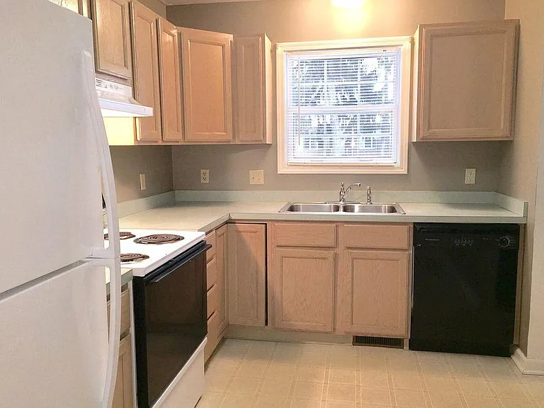 215 Rose Lane St SE — Photo 3