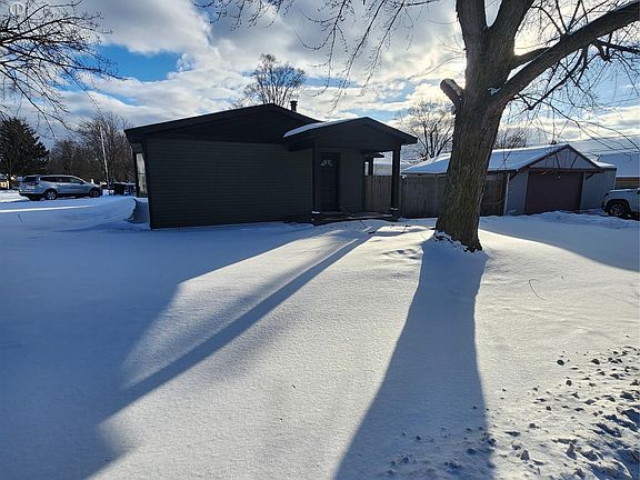 3rd image of 47585 Greenview Rd