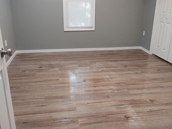 3rd image of 710 E Elm St