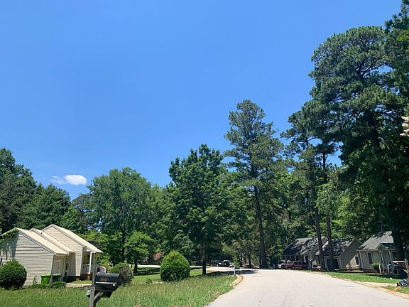 4th image of 321 Southampton Dr