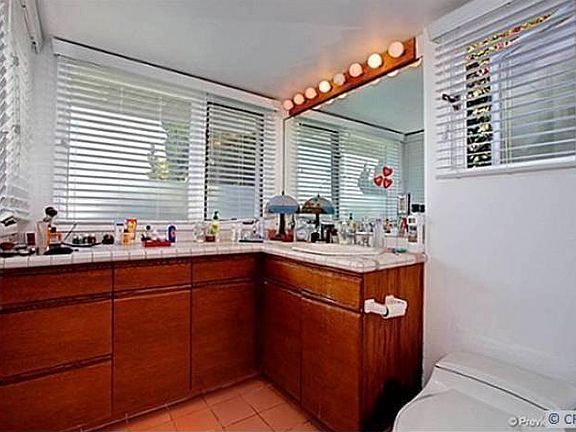 Bathroom on the first flo