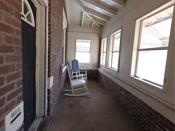 2nd image of 924 Summit St