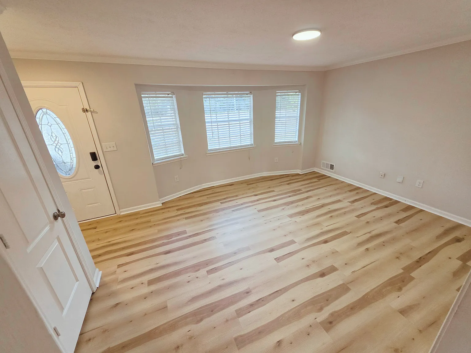 3 bed, 1628 sqft, $1,900 — Photo 2