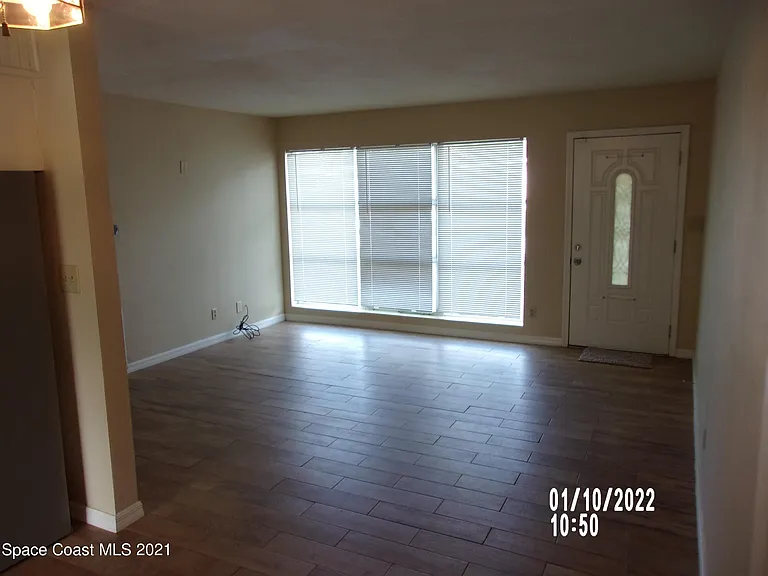 1105 Myrtle Ln — Photo 6
