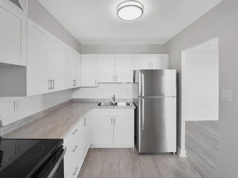 100 Lancaster Dr — Photo 17