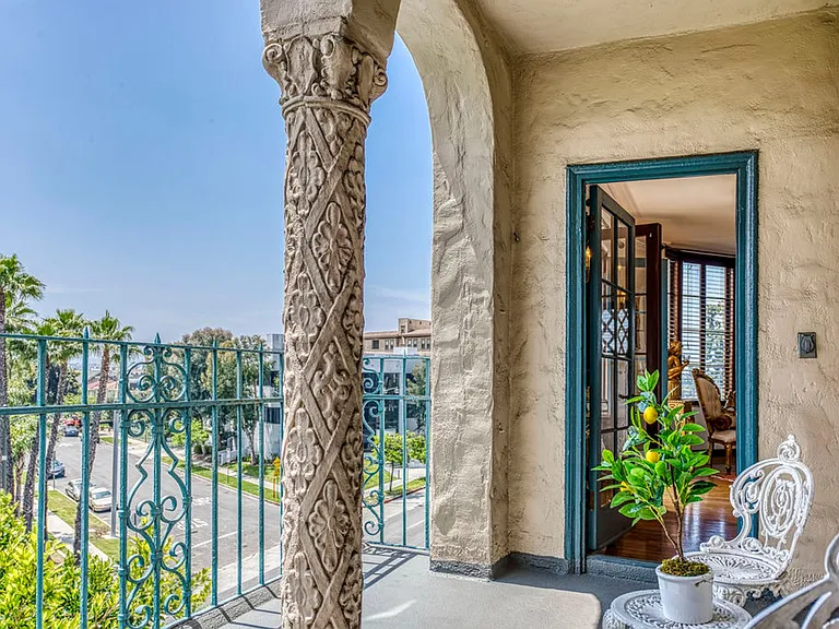 Los Altos A Legendary Residence at 4121 Wilshire Blvd — Photo 3