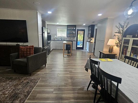 2nd image of 913 5th St