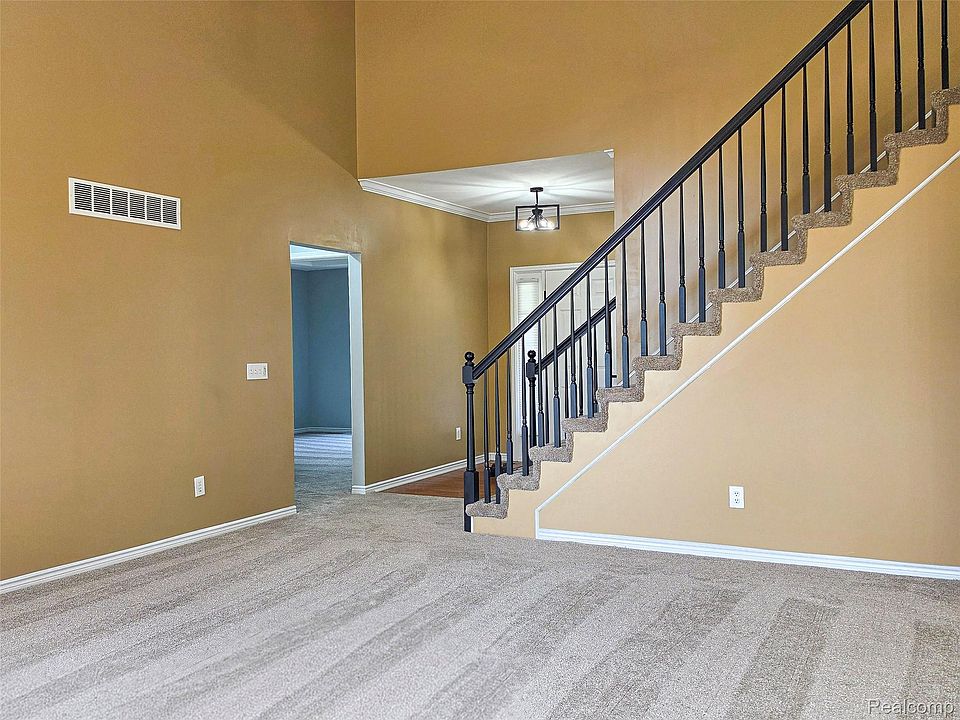 221 Maplewood Dr, photo 27