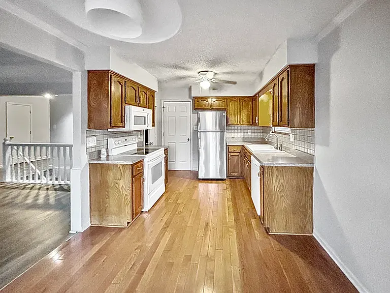 3901 SW 10th St — Photo 3