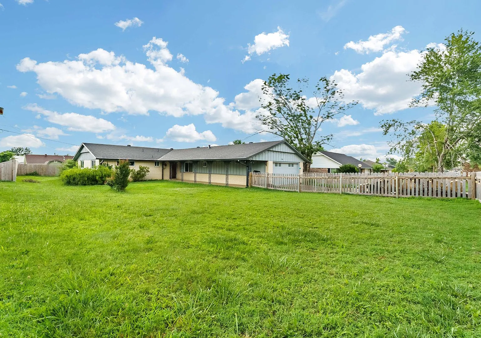 Charming 4-Bedroom Home with Spacious Yard in Rogers — Photo 2