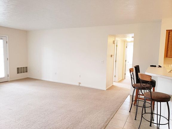 3rd image of 1542 Oakfield Dr