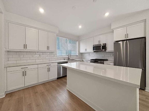 4th image of 1814 E 1st St Unit 300