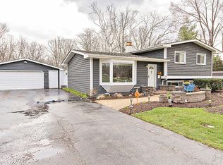 30315 N Oak Grove Ave, Libertyville, IL 60048