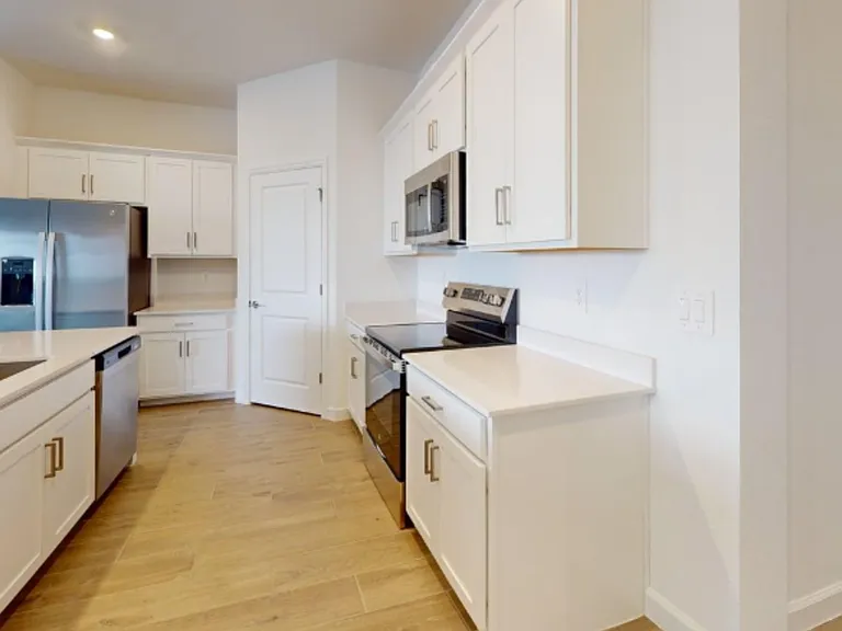 7949 Lakes Edge Ln — Photo 4
