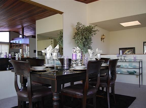 Photo 2 - Dining room 