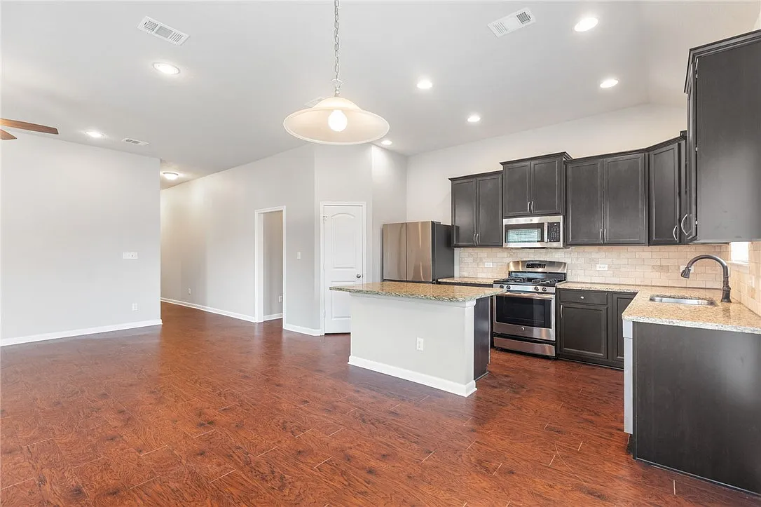 3 bed, 1589 sqft, $2,100 — Photo 3