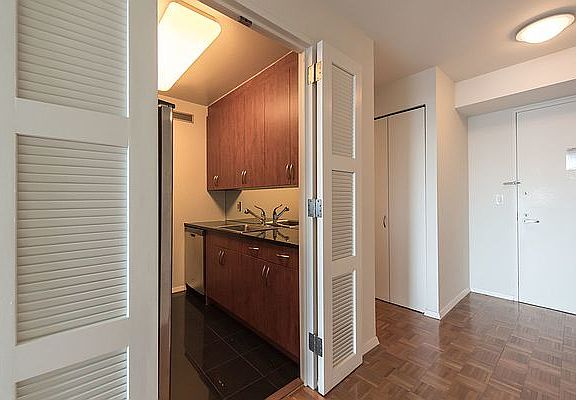 5th image of 420 E 61st St APT 4C