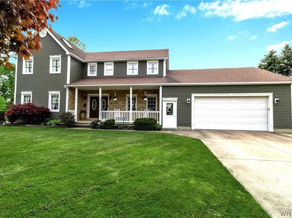 11 Stoneridge Ln, Akron, NY 14001