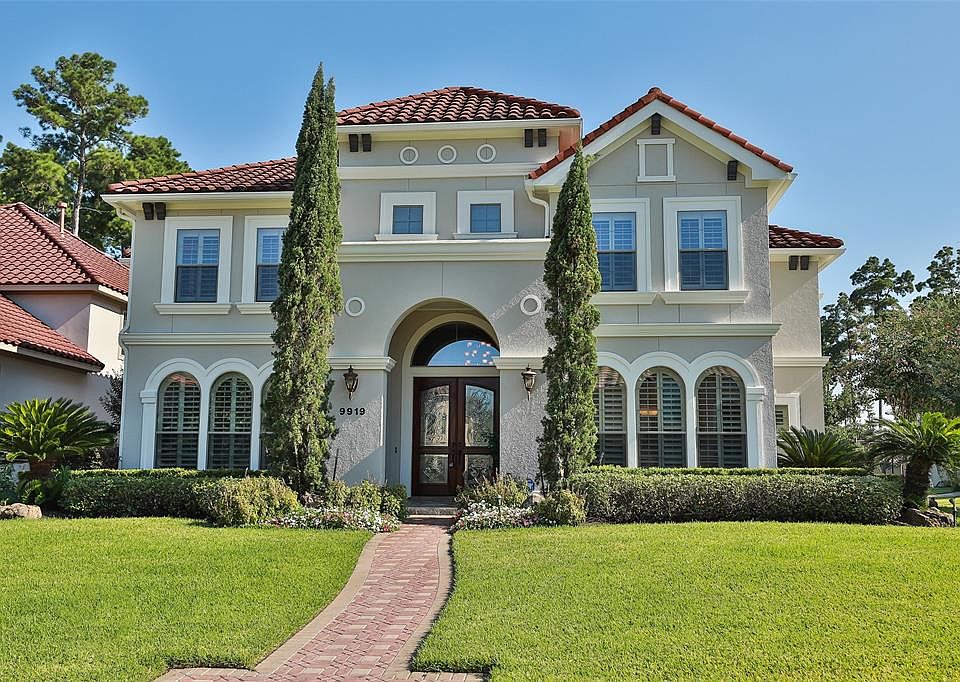 CUSTOM STUCCO HOME WITH TILE ROOF AND DECORATIVE DOUBLE GLASS ENTRY DOORS - This beautiful Stucco home offers only the best of the best. Built by Kickerillo, this home has been maintained in the utmost of care. Many arched windows (all with plantatio