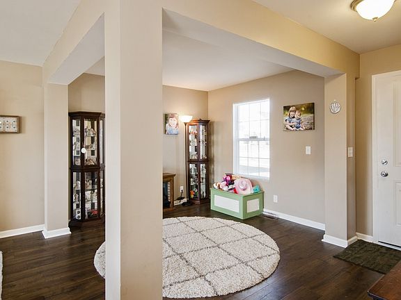 Great flex room ~ can be a dining room, office, playroom ~ TONS of possibilities!