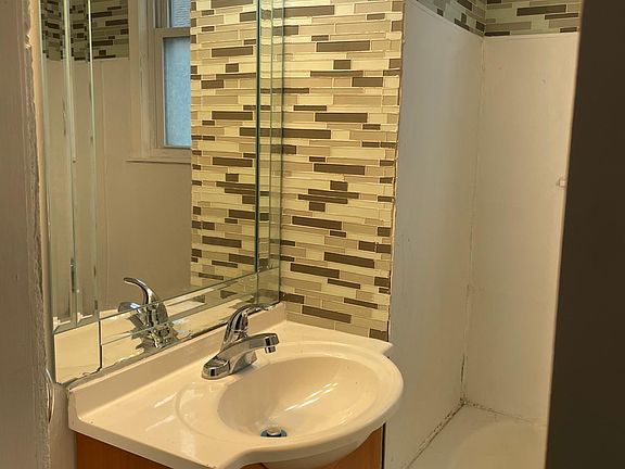 4th image of 1111 Ross Ave #1