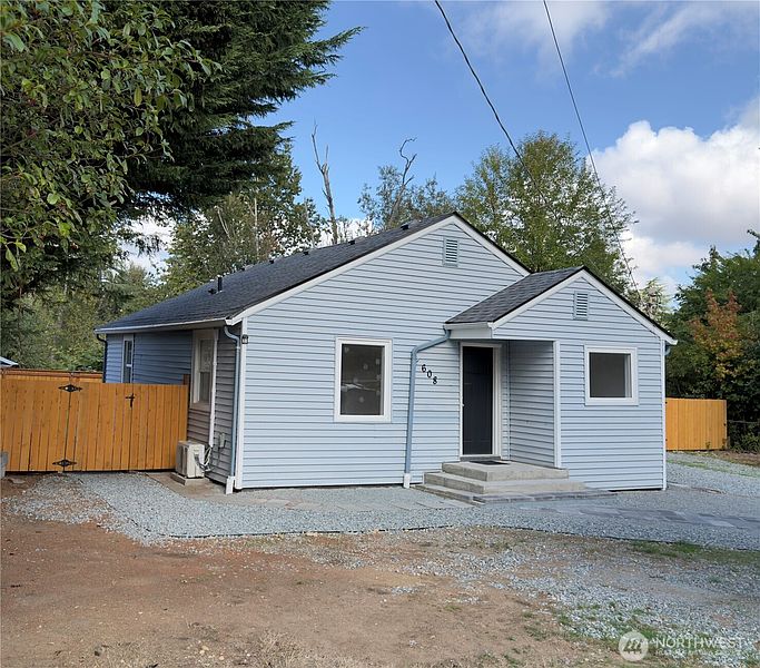 2nd image of 608 SW 142nd Street