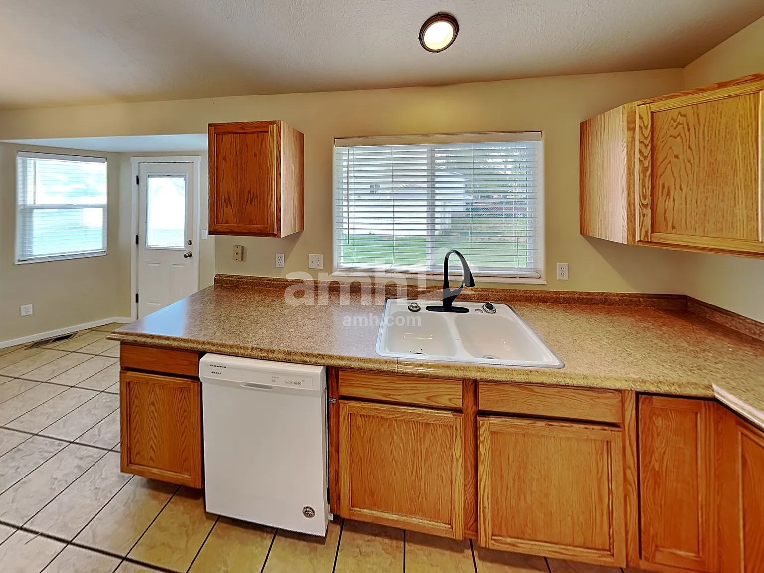 4 bed, 2.0 bath, 2420 sqft, $2,495 — Photo 4