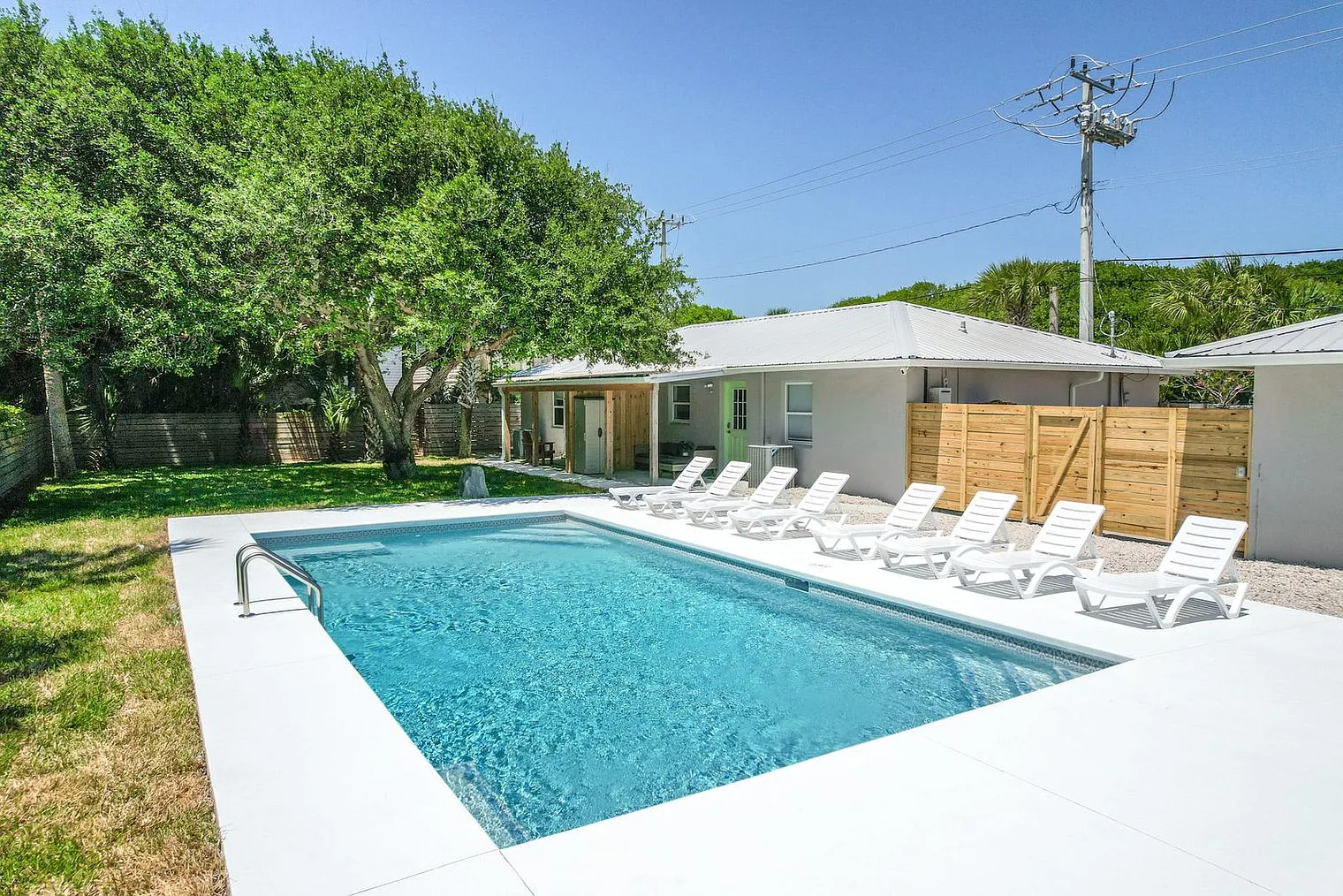 2 bed, 1.0 bath, 990 sqft, $4,506 — Photo 3