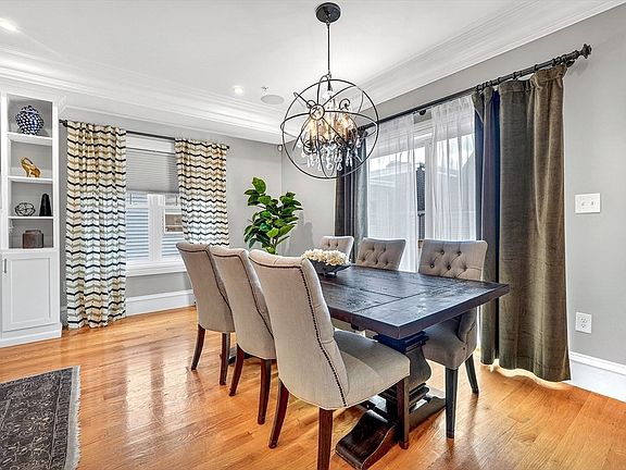 4th image of 627 E 2nd St #3