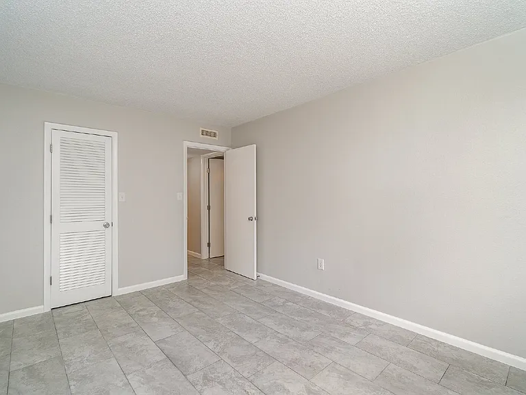 4906 Victoria Dr #103 — Photo 12