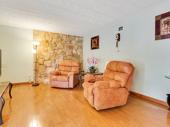 3rd image of 1008 E Juanita Ave