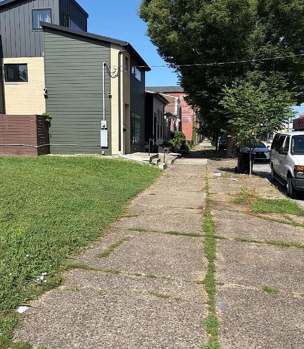 2nd image of 916 E Jefferson St