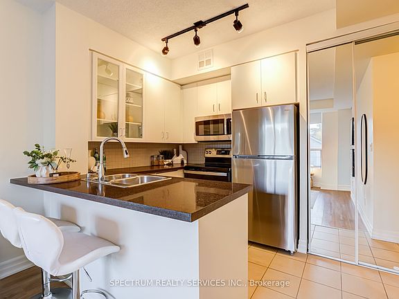 4th image of 70 Alexander St #301
