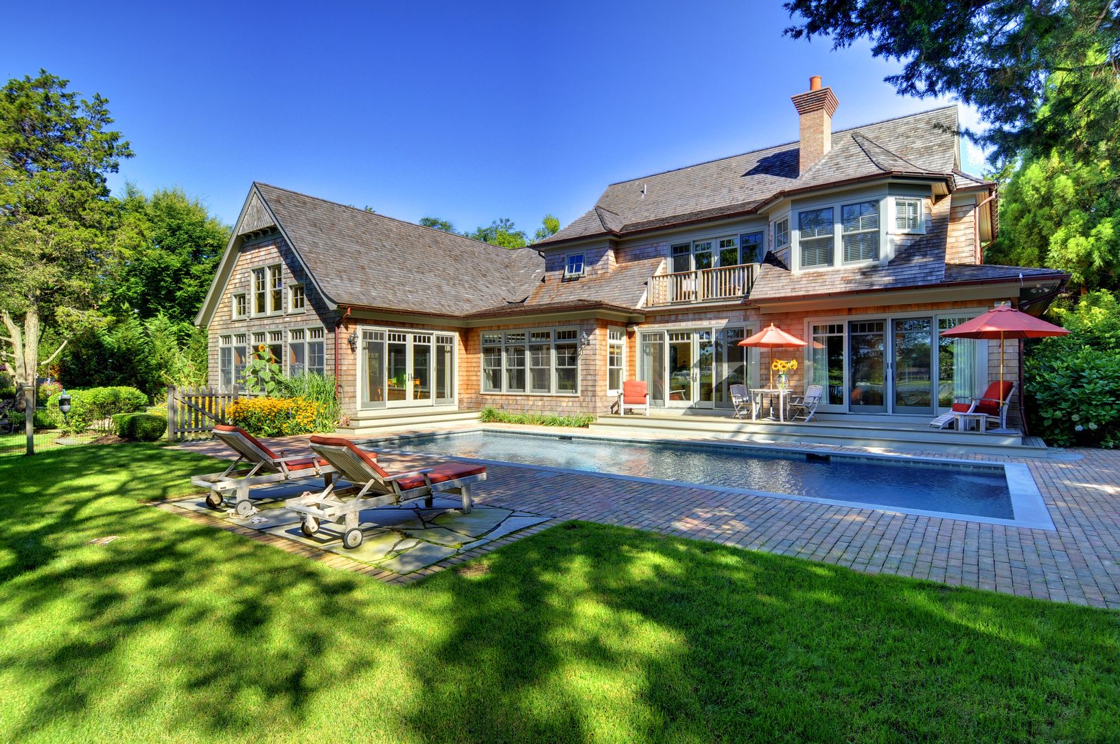  Rear of home with pool