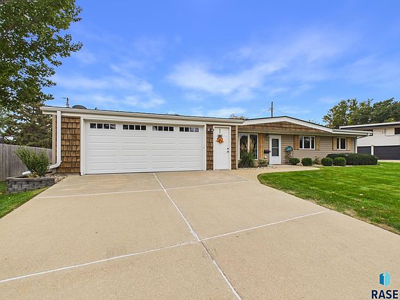 3rd image of 2205 W Larkin Dr