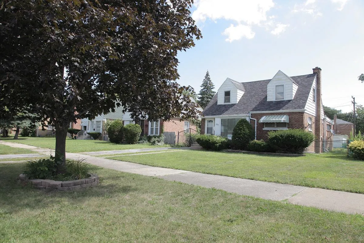 1513 Wentworth Ave photo 1