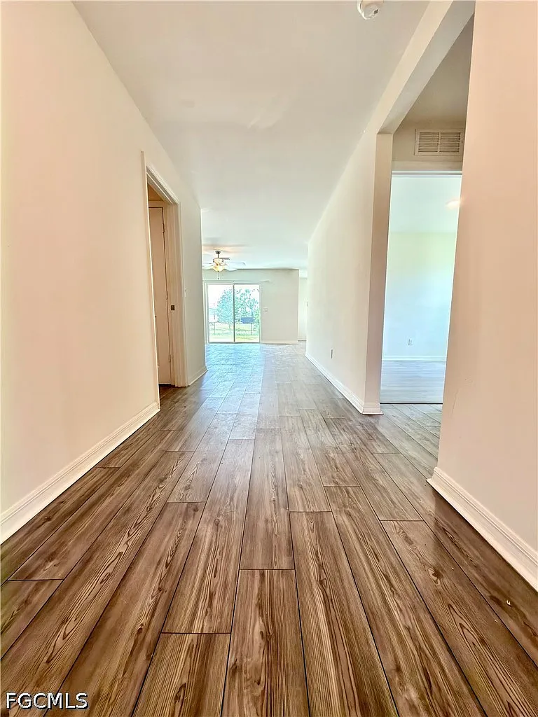 3 bed, 2.0 bath, 1394 sqft, $2,050 — Photo 4