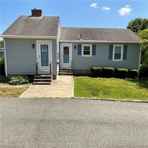17 Navarre St, West Warwick, RI, 02893